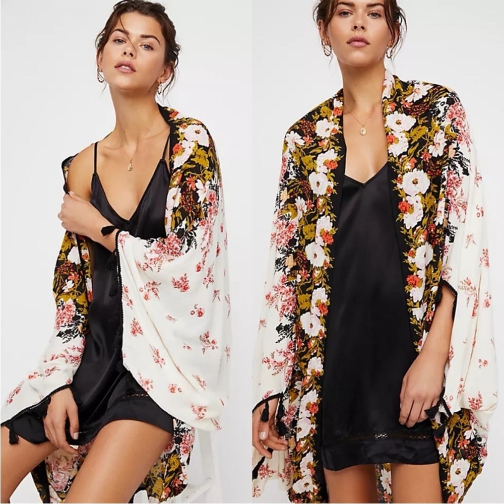 Free People / Bali Wrapped In Blooms Shawl in Cream Combo